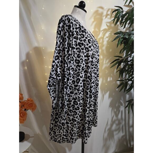 Torrid Leopard Animal Print Roll Tab Sleeve V-Neck Liquid Knit Top Plus Size 6X - Picture 4 of 10